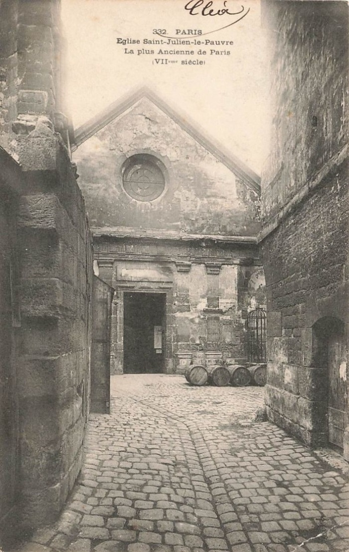 le parvis de l'église Saint-Julien-le-Pauvre